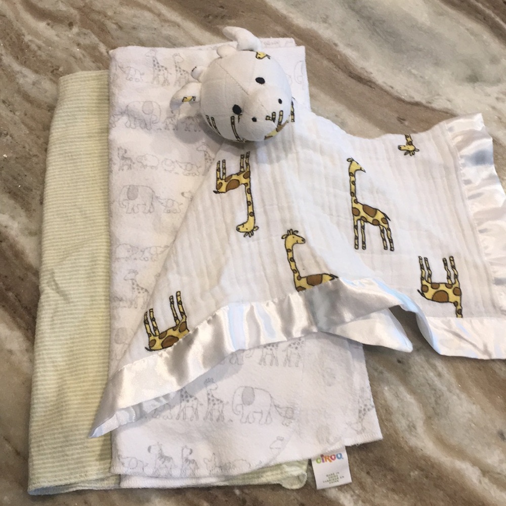 Baby bundle: Giraffe lovie + 2 receiving blankets